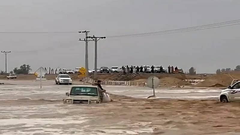 بالفيديو.. لحظة إنقاذ "مسن" عالق وسط سيول شعيب الاثلة بالقصيم