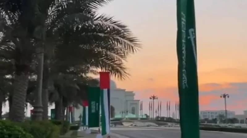 شاهد.. شوارع أبوظبي تتزين بأعلام المملكة تزامنا مع زيارة ولي العهد 
