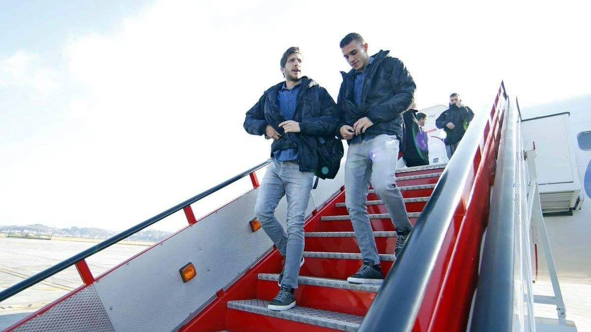 بالصور.. نجوم برشلونة يصلون سان سباستيان للقاء سوسيداد