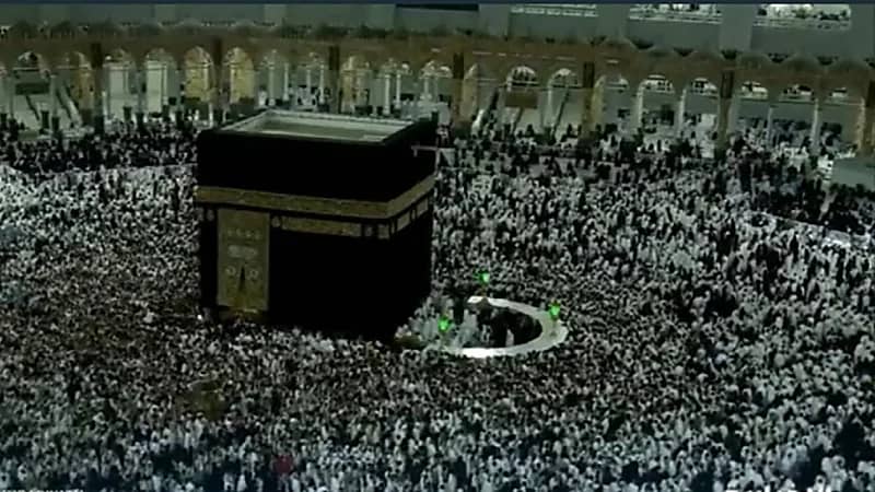 بالفيديو.. حشود غفيرة من معتمري الداخل تملأ صحن الطواف في مشهد مهيب