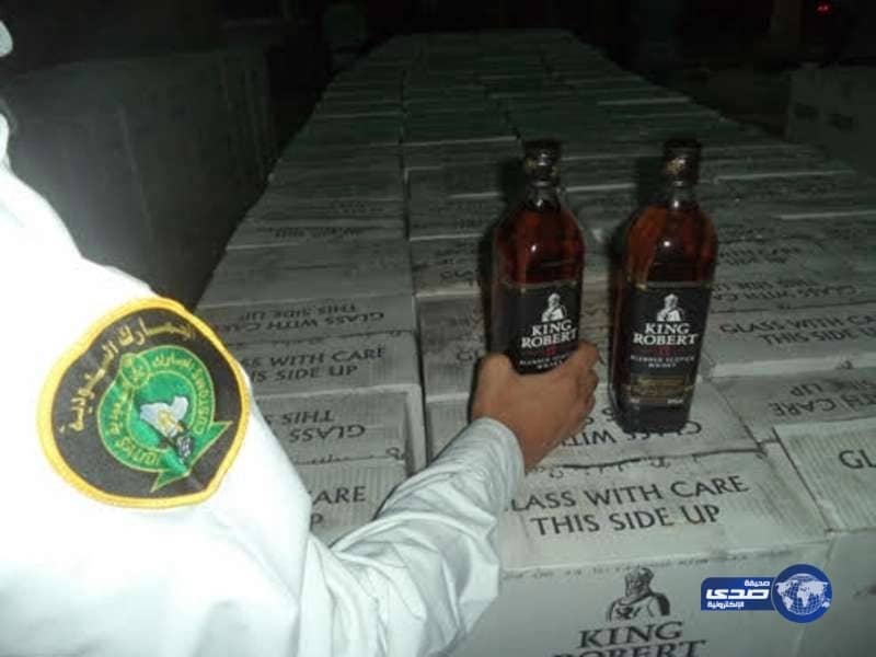 إحباط محاولة تهريب 23 الف زجاجة خمر مخبأة داخل إرسالة "أكواب بلاستيكية"