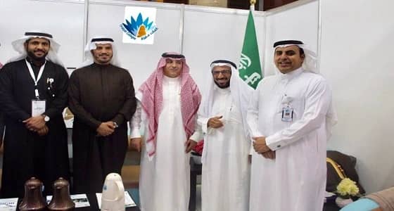 بالصور.. كليات عنيزة تشارك في معرض القصيم للكتاب