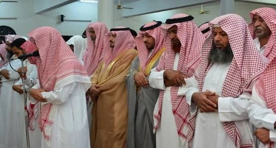 بالصور.. وكيل إمارة جازان المساعد يتقدم المصلين على الشهيد الجندي طوهري