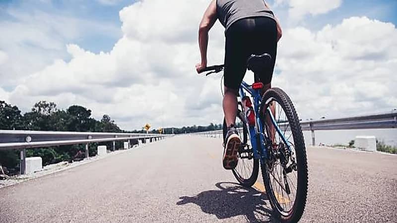 بالفيديو.. مدربة تكشف فوائد ممارسة رياضة الدراجة الهوائية