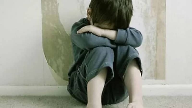 سائق يهتك عرض طفل تحت تهديد السلاح في شارع عام