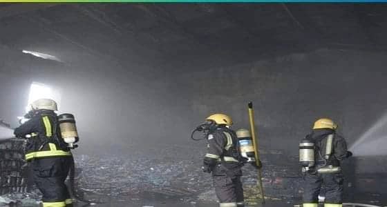 بالصور.. " مدني جدة " يخمد حريق في مستودع للمرطبات