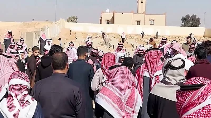 جموع غفيرة من أهالي رفحاء‬⁩ يشيعون جثمان المواطن المقتول بالأردن .. فيديو