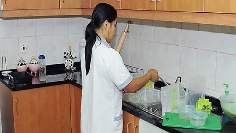 بالفيديو .. مقيم يتاجر بالعاملات المنزليات في الرياض