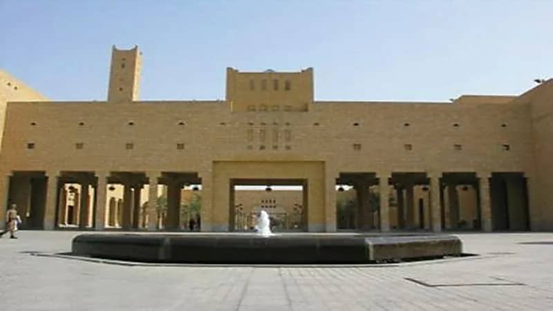 إغلاق محلين لتفصيل الملابس العسكرية بالرياض وضبط مجموعة الأنواط والرتب المخالفة