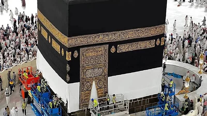 رفع كسوة الكعبة استعدادا لحج العام الحالي .. فيديو