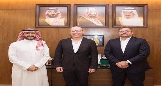 " الفواز " يلتقي رئيس مانشستر يونايتد والمدير الإداري للنادي