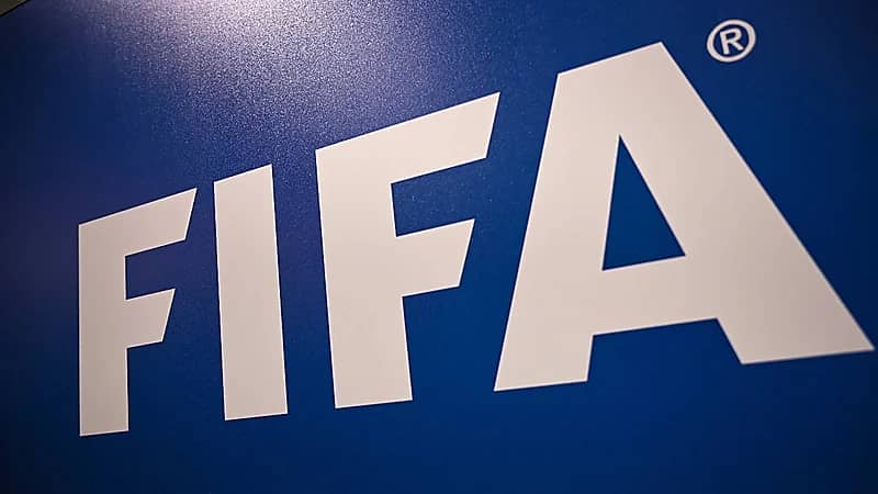 الفيفا يوقف 11 ناديًا سعوديًا