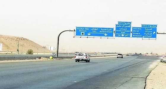 مساعدة شخص وعائلته بعد تعطل سيارتهم بطريق " الطائف_الرياض "