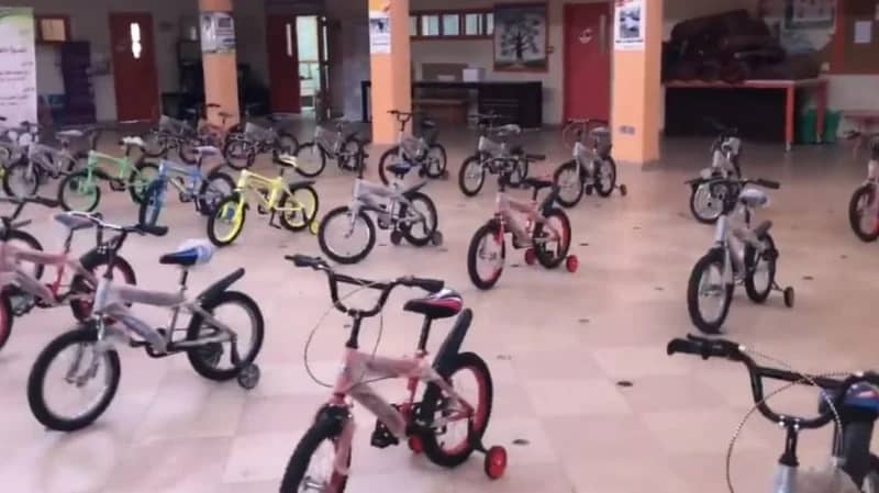 بالفيديو.. معلم يقدم درجات هوائية كهدايا لطلابه