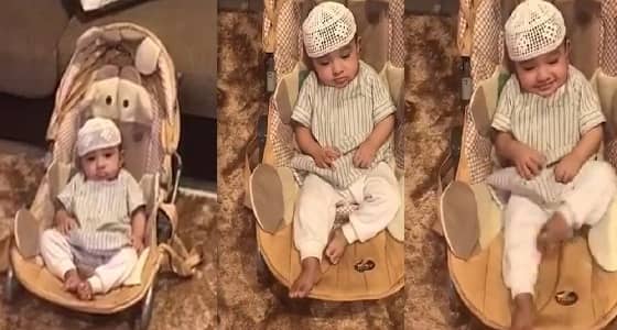 بالفيديو.. طفل رضيع قلبه مولع بالعسكرية