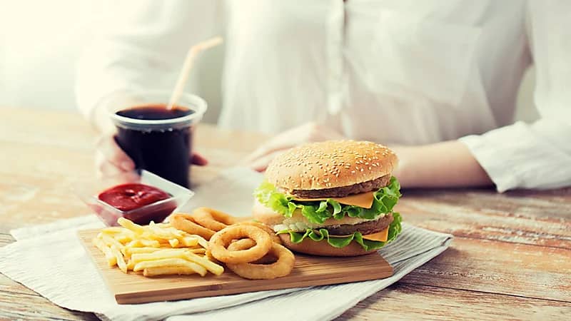 مختصة توضح الأطعمة الضارة للكبد