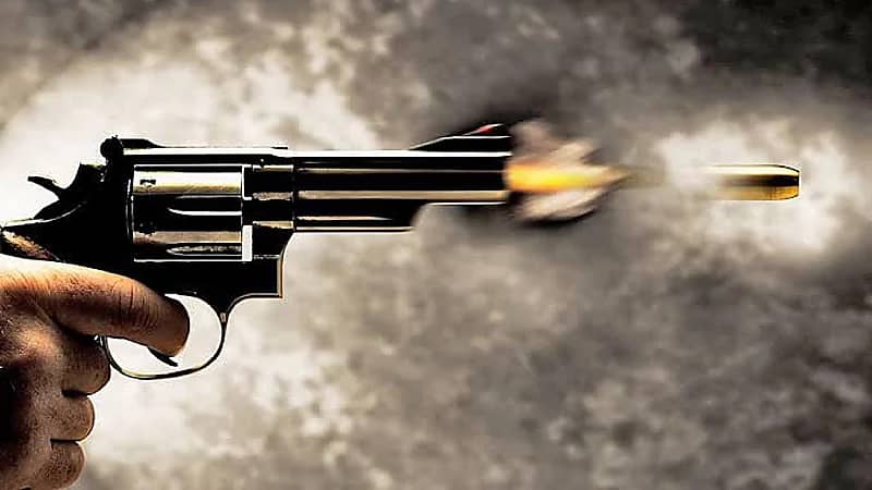 رجل يقتل 5 أفراد من أسرة واحدة بسبب قطعة أرض