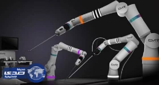 تعاون بين 3 جراحين وروبوت لإجراء جراحة عمود فقري لطفل