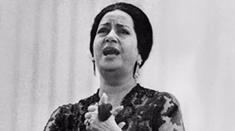 أسرة أم كلثوم تقاضي الشاعر المصري المسئ لكوكب الشرق