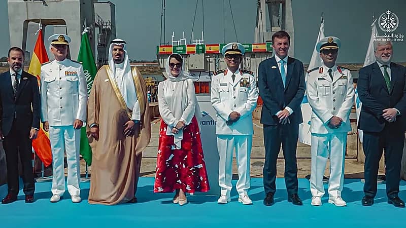 البحرية ترسي عارضة سفينة جلالة الملك المدينة 838 في إسبانيا .. صور