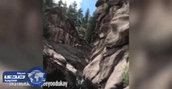 بالفيديو .. سقوط امرأة على بطنها في المياه من ارتفاع شاهق