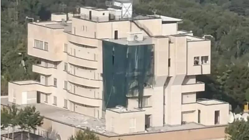 مغطى بقطعة قماش كبيرة .. أول صورة للمبنى الذي اغتيل فيه إسماعيل هنية في طهران