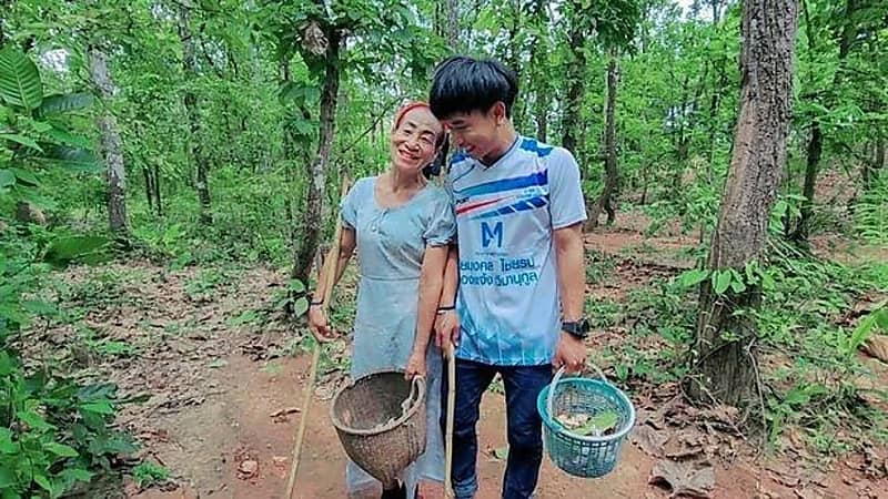 بالصور.. صبي يتزوج عجوز في عمر جدته