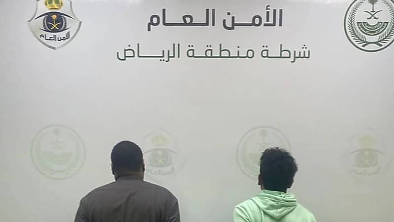 القبض على مواطنين لحمل أحدهما سلاحًا والآخر خالف نظام مكافحة جرائم المعلوماتية