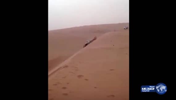 بالفيديو.. مواطن يفضح خداع متسولة للمارة بالتمثيل