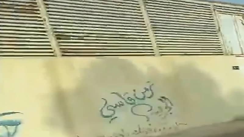 بالفيديو.. شخص يضرب عامل ويهرب بسيارته