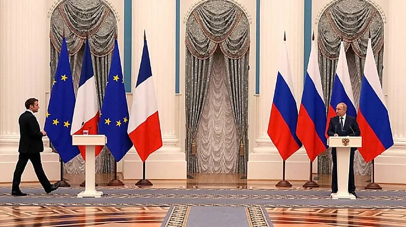 فيديو.. بوتين يهين ماكرون أمام العالم