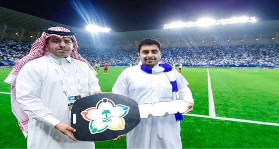 فوز متسابقين من الجمهور بسيارتين في مباراة الهلال والفيصلي