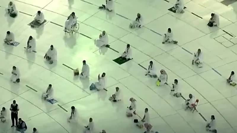 شاهد .. أجواء إفطار المعتمرين والمصلين في ساحات الحرم المكي