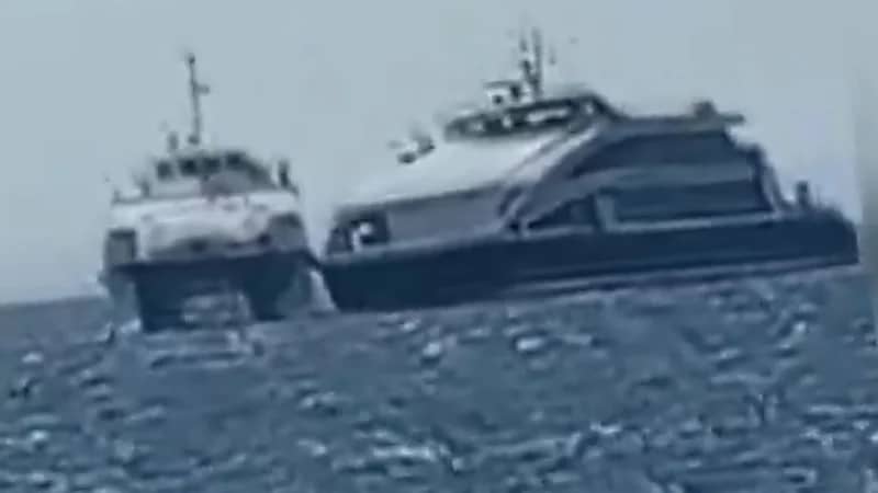 ركاب سفينة تركية يعيشون لحظات عصيبة وسط البحر بعد اصطدامها بصخرة.. فيديو