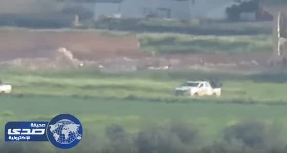 بالفيديو .. استهداف سيارة تقل جنود الأسد بصاروخ «تاو» في ريف حماة