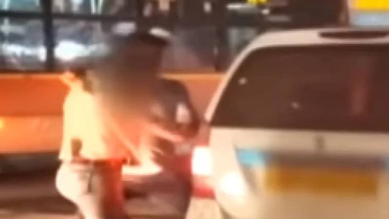 ضربها بوحشية.. رجل يعتدي على امرأة ويخطفها (فيديو)