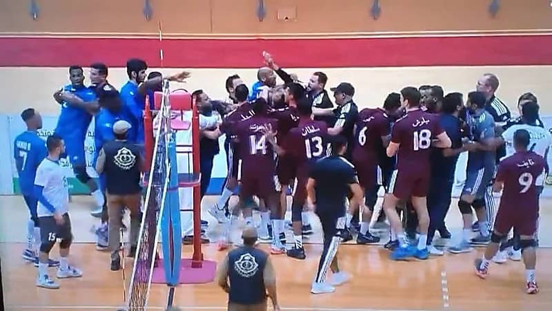 شاهد.. اشتباك بين لاعبي الهلال والفيصلي لكرة الطائرة