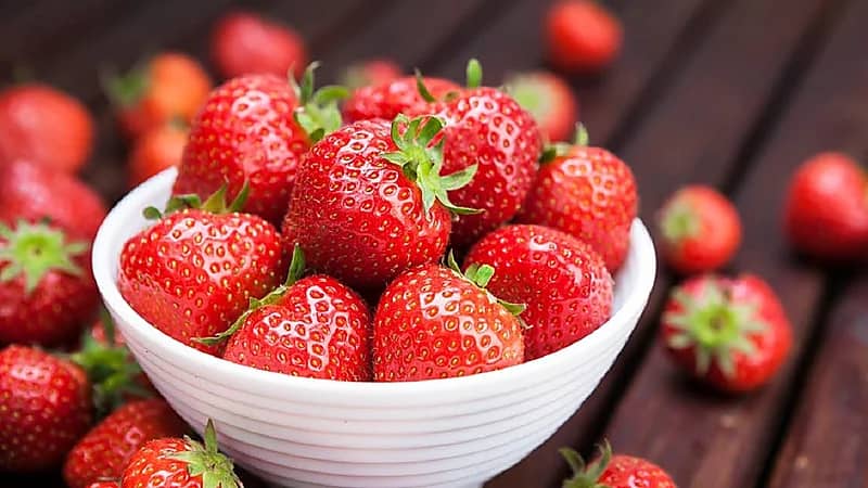 الفراولة تساعد على حرق دهون البطن