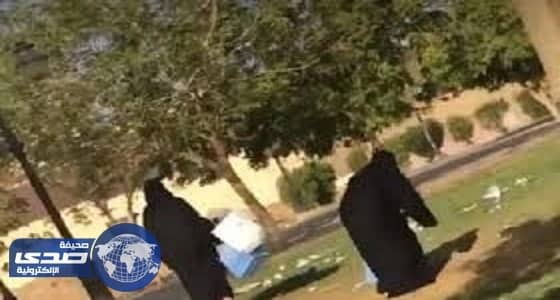 بالفيديو.. مواطنة تبادر بتنظيف حديقة عامة مع الأطفال