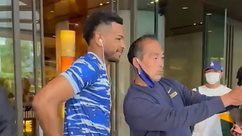 بالفيديو.. الجماهير اليابانية تلتف حول البليهي وتلتقط الصور التذكارية