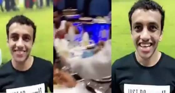 بالفيديو.. الشهراني يمازح الشلهوب أثناء وليمة عشاء