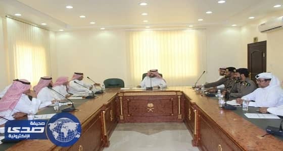 محافظ الحجرة يجتمع بمدراء الإدارات الحكومية ورؤساء المراكز