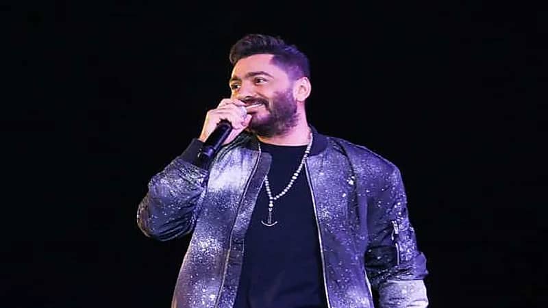 شاهد.. تامر حسني يرقص مع ابنته تاليا على المسرح