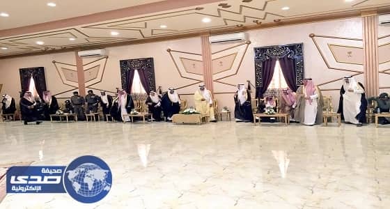 أمير مكة يتناول طعام الغداء مع أهالي محافظة المويه