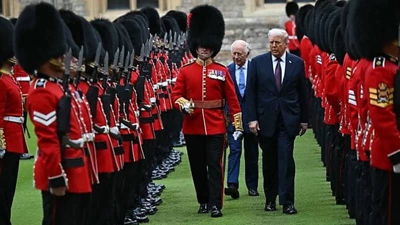 ترامب يتجاهل القواعد الملكية ويضع تشارلز الثالث في موقف محرج .. فيديو وصور