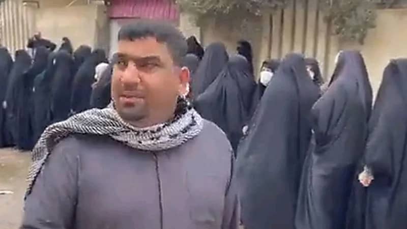 طوابير للحصول على الدقيق في العراق..وأحدهم: "فلوس النفط وين راحت؟"