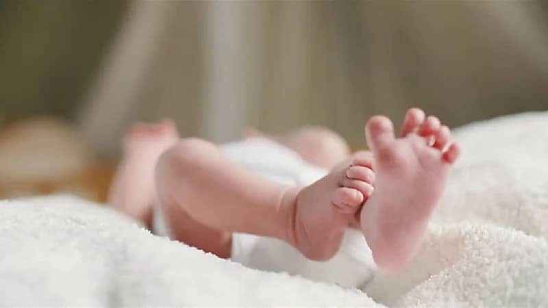 امرأة تترك ابنتها الرضيعة جائعة حتى الموت