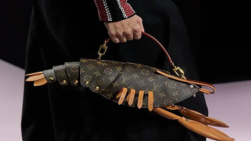 دار أزياء لويس فيتون LV تعرض حقيبة يد غريبة بـ70 ألف ريال.. صور