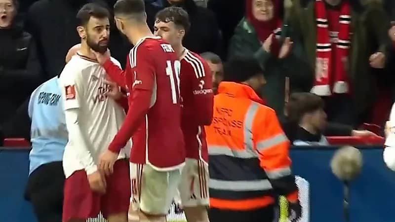 مدافع نوتنغهام يتهور و يخنق برونو فيرناندز .. فيديو