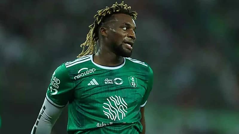 وسط أنباء رحيله.. سان ماكسيمان ينضم لمعسكر الأهلي